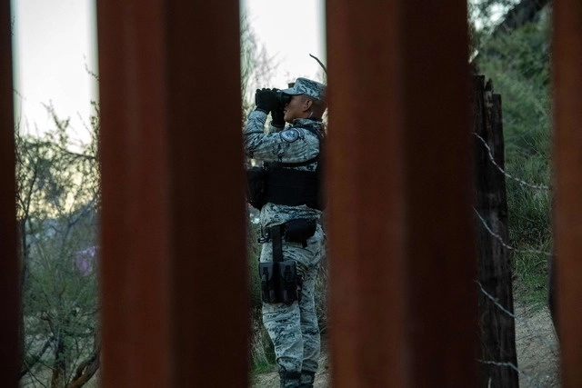 Para su sobrevivencia económica, varias comunidades de la región dependen de la inmigración legal a través del paso Lukeville. Foto Afp