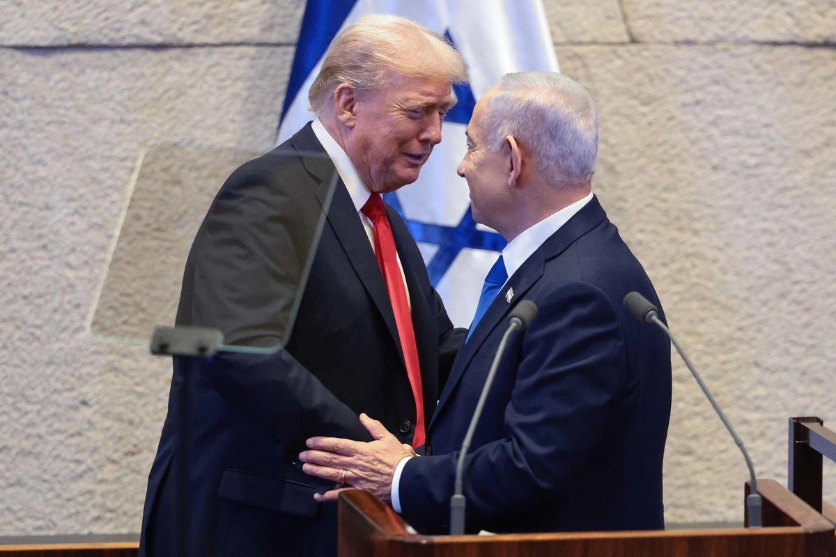 El presidente estadounidense Donald Trump y el primer ministro israelí, Benjamin Netanyahu, conversan en el parlamento israelí, la Knéset, en Jerusalén el 13 de octubre de 2025. Israel realizó una visita relámpago antes de una cumbre en Egipto sobre Gaza, después de que los últimos 20 rehenes israelíes supervivientes regresaran a casa tras dos años de cautiverio. Foto