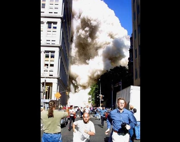 Peatones huyen cuando una de las torres del World Trade Center se derrumba en la ciudad de Nueva York. Foto Afp
