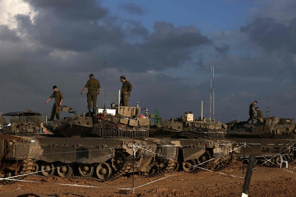 Soldados israelíes sobre sus tanques cerca de la Franja de Gza, el 24 de diciembre de 2023. Foto Afp