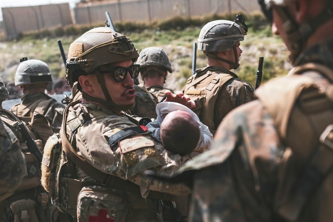 En imagen de archivo, un soldado estadunidense consuela a un bebé en el aeropuerto de Kabul. Foto Ap