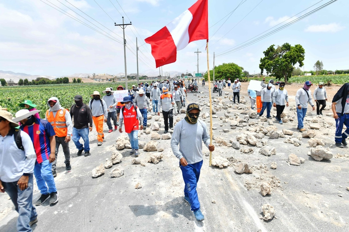 Partidarios deL presidente depuesto peruano, Pedro Castillo, bloquean la carretera Panamericana en la ciudad de La Joya en Arequipa, el 16 de diciembre de 2022. Foto Afp