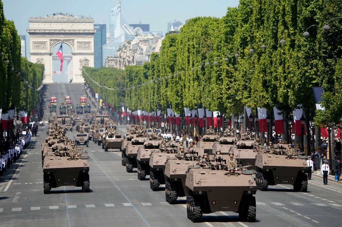 Vehículos militares recorren la avenida de los Campos Elíseos durante el desfile por el Día de la Bastilla, en París, el jueves 14 de julio de 2022. Foto Ap