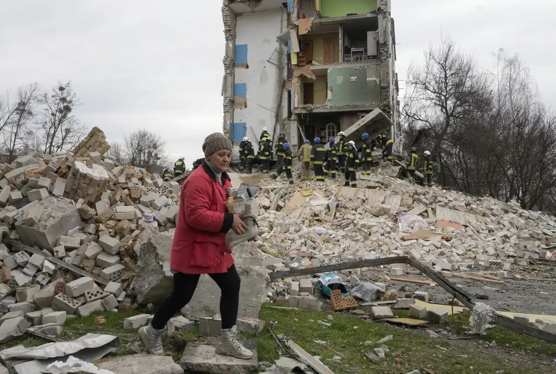 Una mujer deja su casa, convertida en ruinas tras los combates en Borodyanka, Ucrania, el 6 de abril de 2022. Foto Ap