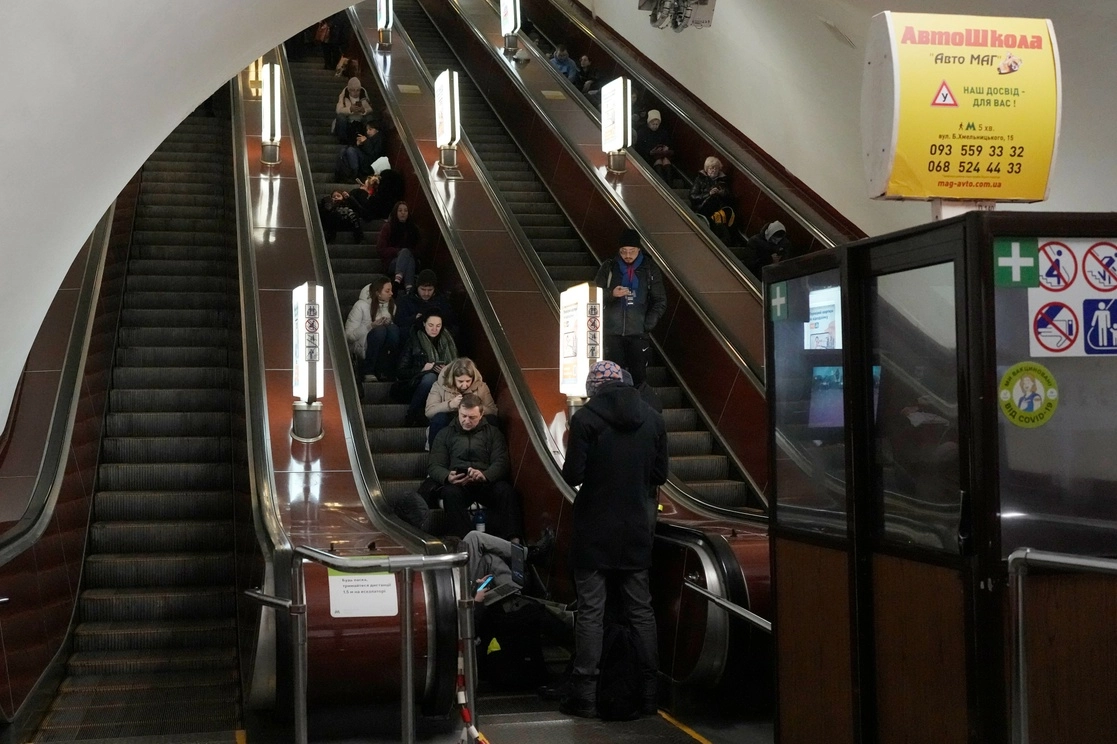Gente en la estación de metro que es utilizada como refugio antiaéreo durante un ataque con cohetes en Kiev, Ucrania, el jueves 29 de diciembre de 2022. Foto Ap