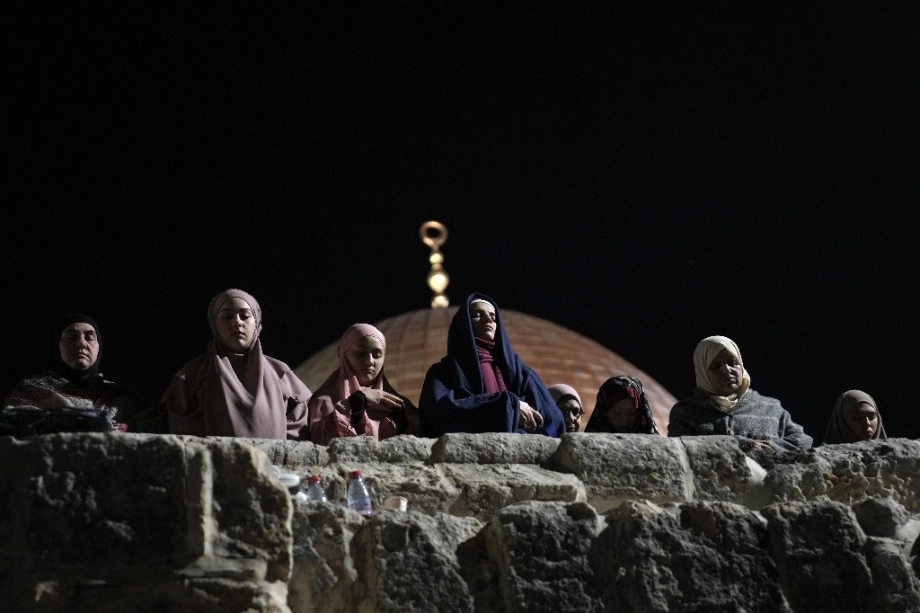 Mujeres musulmanas rezan en Laylat al-Qadr, o noche del poder, que marca los últimos 10 días del mes sagrado del Ramadán, en el recinto de la Mezquita Al-Aqsa en la Ciudad Vieja de Jerusalén, el 5 de abril de 2024. Foto Ap