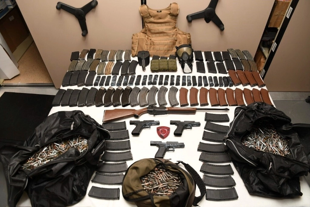 En esta fotografía proporcionada por el Departamento de Policía de East Providence, se muestran cientos de rondas de municiones, cartuchos y armas que fueron recuperadas luego de una persecución policial el sábado 2 de diciembre de 2023. Foto Ap