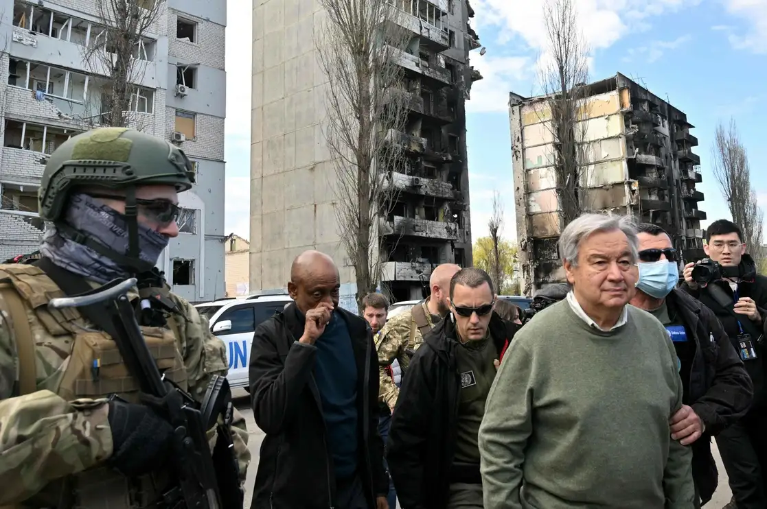 El secretario general de la ONU, Antonio Guterres, durante su visita a Borodianka, en las afueras de Kiev, el 28 de abril de 2022. Foto Afp