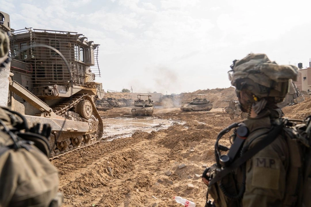 El primer ministro de Israel, Benjamin Netanyahu, aseguró que su país no tiene más opción que seguir luchando en Gaza; en la imagen se observan soldados y vehículos militares israelíes en el enclave palestino. Foto 