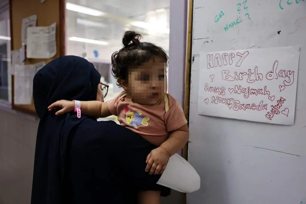 Mujeres en Gaza temen no volver a ver a sus bebés. Hace un año dieron a luz en Israel y sus hijos prematuros o necesitados de cuidados especiales quedaron bajo resguardo médico. Ellas tuvieron que regresar a la franja porque sus permisos caducaron y al estallar el nuevo conflicto bélico en octubre de 2024 no pudieron terminar el trámite para volver. En la imagen, una enfermera cuida a Najua, una de las trillizas de la palestina Hanane Bayouk, en el hospital Almaqased de Jerusalén Oriental. Foto Afp