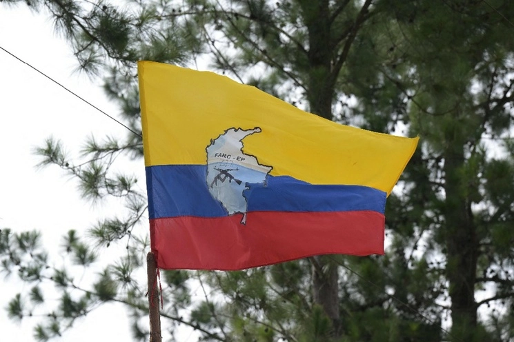 Una bandera con el logo de las FARC EP ondea al viento cerca de la ciudad de Suárez, antes de anunciar el inicio de las conversaciones de paz, el 19 de septiembre de 2023. Foto Afp