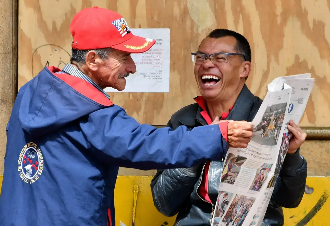 Regocijo de colombianos al leer la noticia, ayer, del contundente triunfo del progresista Gustavo Petro en la elección presidencial. Foto Afp