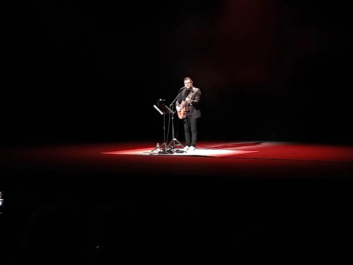 Serrano saludó y agradeció la asistencia del público y explicó que con este concierto buscaba reivindicar la esencia del trovador de toda la vida que, armado de su guitarra y su canto, cuenta historias que sean capaces de conmover a quien las escuche. Foto
