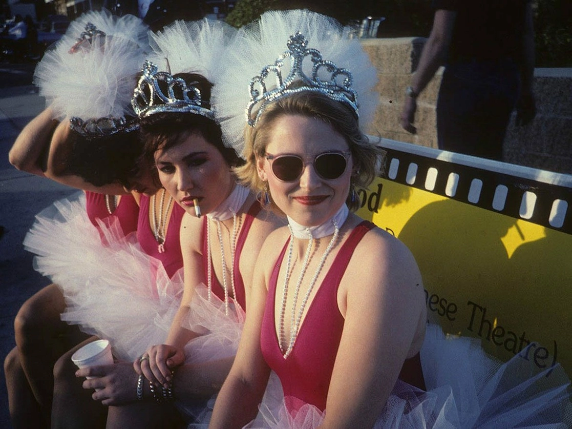 De la filmación del video "Vacaciones", de izquierda a derecha: Charlotte Caffey (rostro no visible), Jane Wiedlin (cabeza abajo), Kathy Valentine (cigarrillo) y Gina Schock (gafas de sol). Foto Ginger Canzoneri