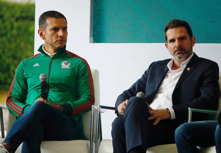 Jaime Lozano, junto a Duilio Davino, a favor de convocar a los naturalizados. Foto Cristina Rodríguez