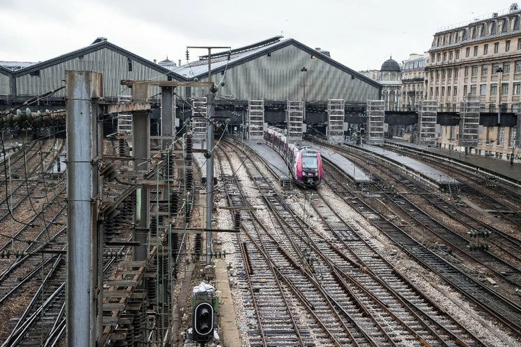 En la estación de trenes Gare Saint Lazar se muestra un tren durante el día 29 de las huelgas de transporte en París, el 2 de enero de 2020. Foto Ap 