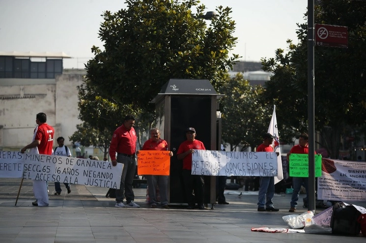 Representantes mineros de Cananea, Taxco y Sombrerete protestan a las afueras de Palacio Nacional, el 8 de junio del 2023. Foto Yazmín Ortega Cortés
