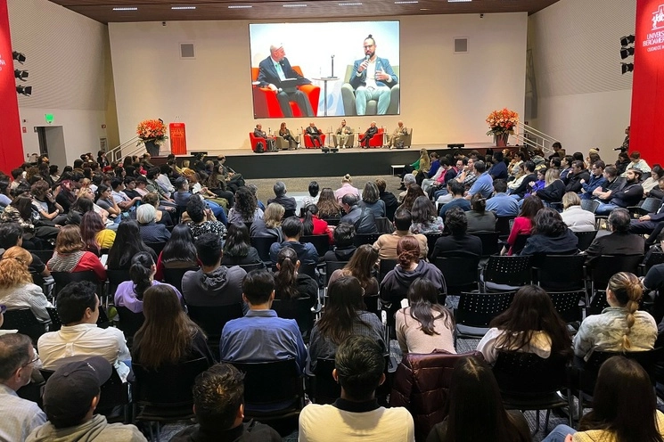 En el encuentro participaron académicos de distintas ramas, así como docentes y funcionarios de la UIA. Foto José Antonio López 