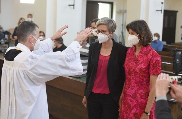Bendición a una pareja de lesbianas en la iglesia Saint Benedikt en Munich, Alemania, el 9 de mayo pasado. Foto Afp 