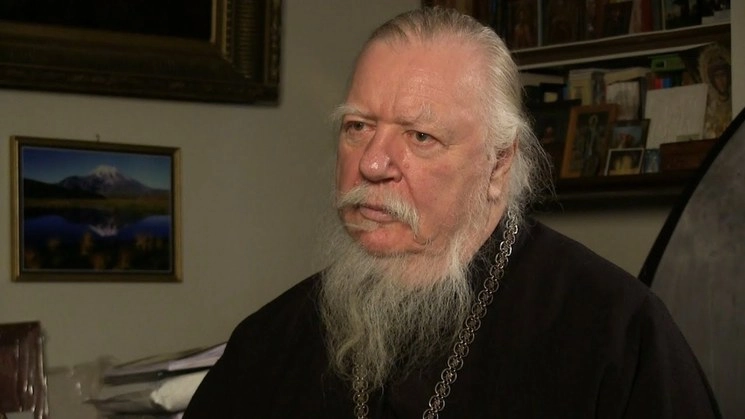 El arcipreste Dimitri Smirnov, en imagen tomada de Youtube