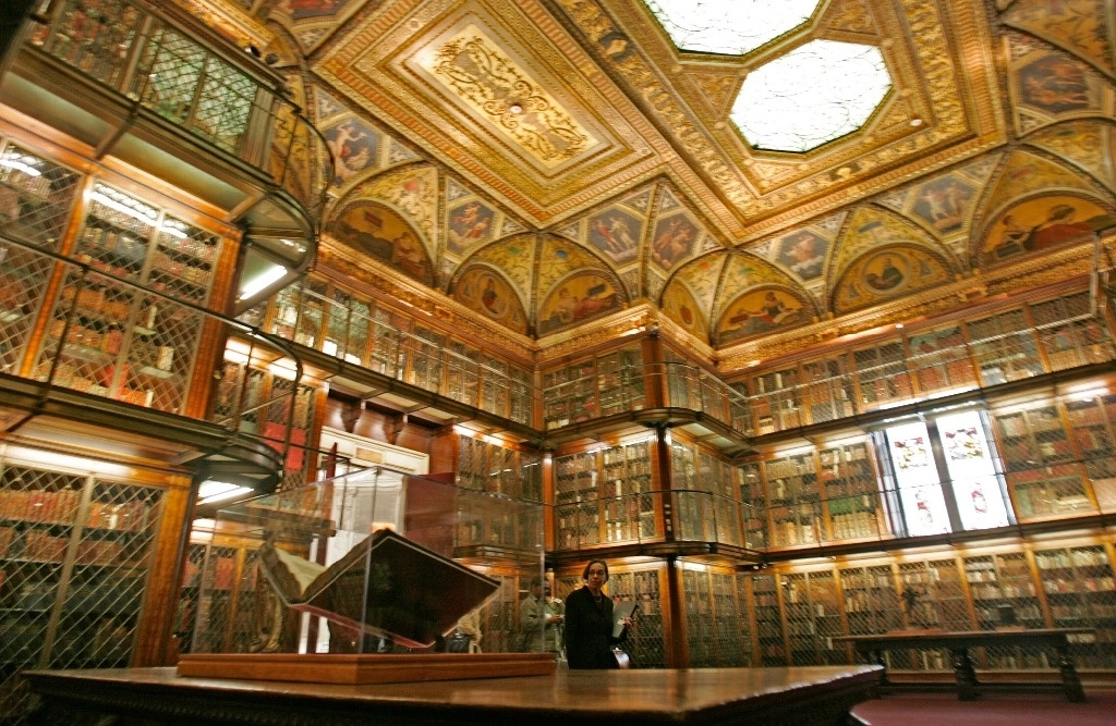 Una Biblia Latina de 1455 de Johannes Gutenberg y Johann Fust, se exhibe dentro de la biblioteca personal de Pierpont Morgan, en la Biblioteca y Museo Morgan, en Nueva York. Foto Ap / Archivo
