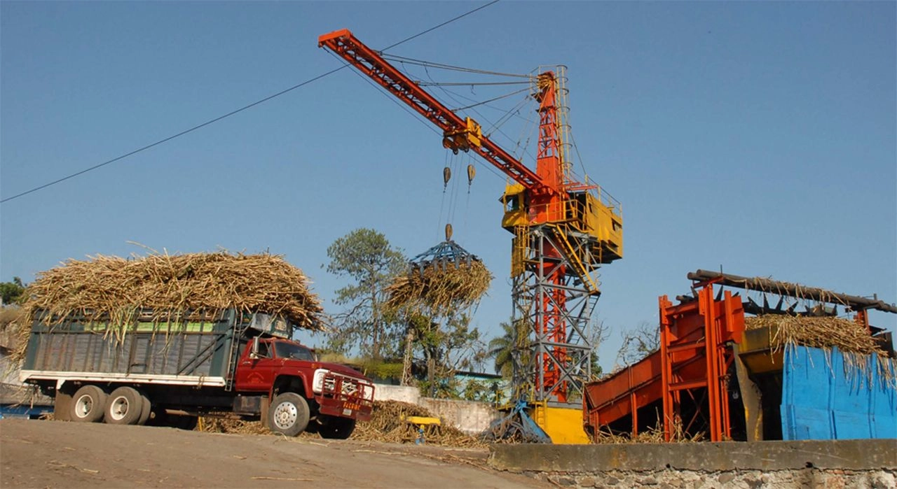  El sector azucarero enfrenta graves dificultades en el mercado interno y las exportaciones tampoco son opción, pues por cuestiones de dumping los precios llegar a reducirse hasta por debajo de la mitad de la tarifa doméstica. Los productores ya buscan soluciones con autoridades.