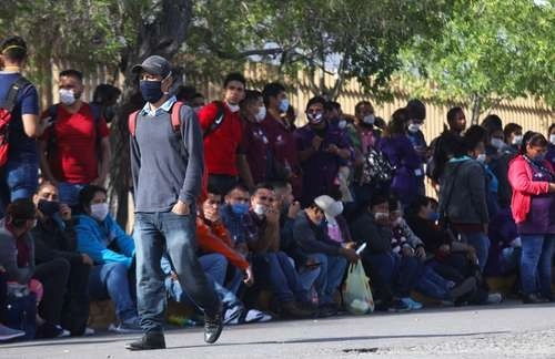 Trabajadores de una maquiladora en Ciudad Juárez que paró actividades por la pandemia. Foto Afp