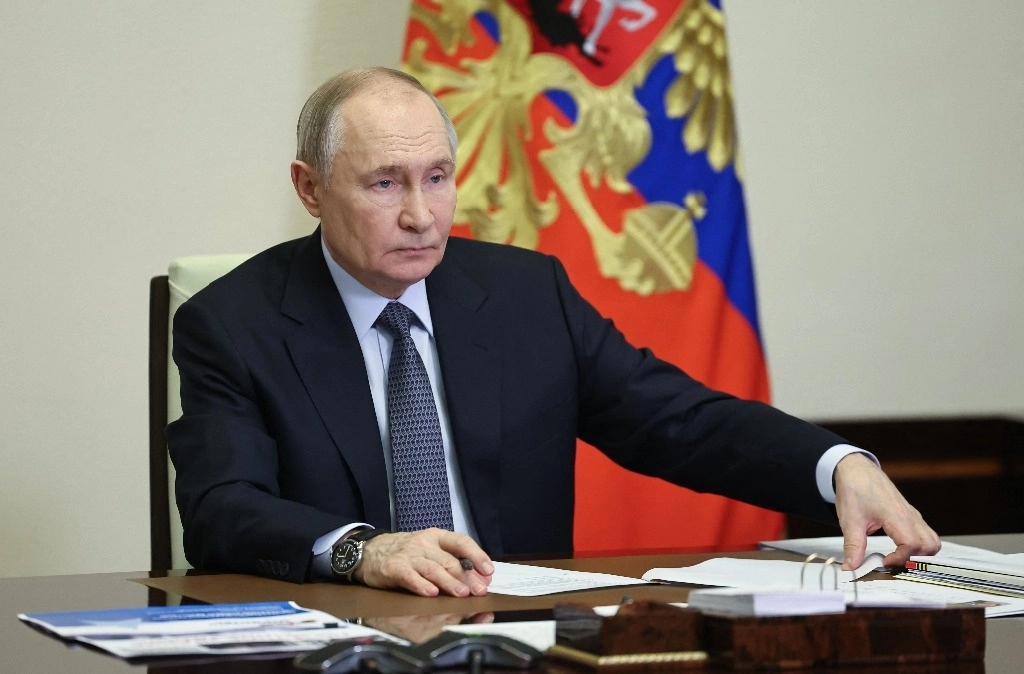 En esta fotografía distribuida por la agencia estatal rusa Sputnik, el presidente de Rusia, Vladimir Putin, preside una reunión por videoconferencia del comité organizador de Pobeda (Victoria) para discutir los preparativos para el 80 aniversario de la victoria sobre la Alemania nazi en la Segunda Guerra Mundial. Foto Afp