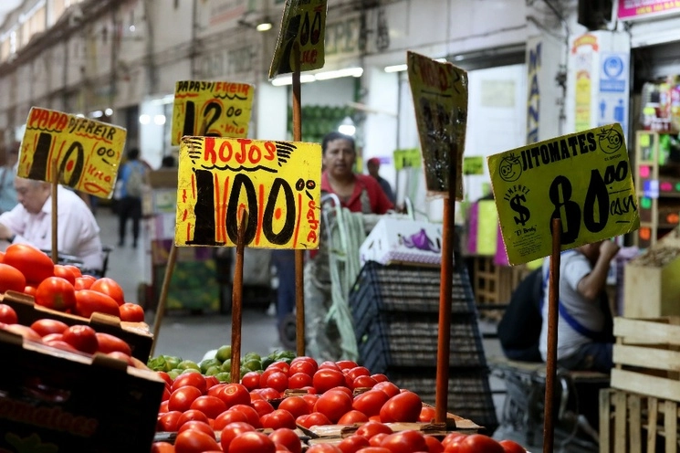 La baja de precio de algunos alimentos ayudó a reducir la presión inflacionaria. Foto Roberto García Ortiz