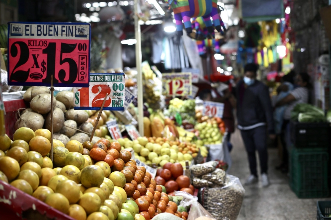 Venta de frutas y verduras en un mercado de la Ciudad de México. Foto Yazmín Ortega Cortés / Archivo