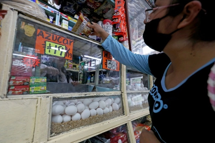 Alimentos y bebidas tuvieron un incremento de 11.44 por ciento, que superó la inflación general. Foto Roberto García Ortiz
