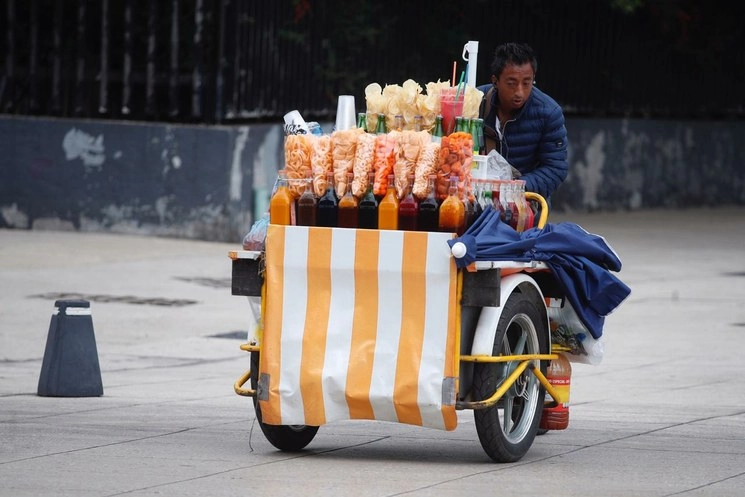 Un vendedor de frituras recorre las calles de la Ciudad de México. Foto Cristina Rodríguez