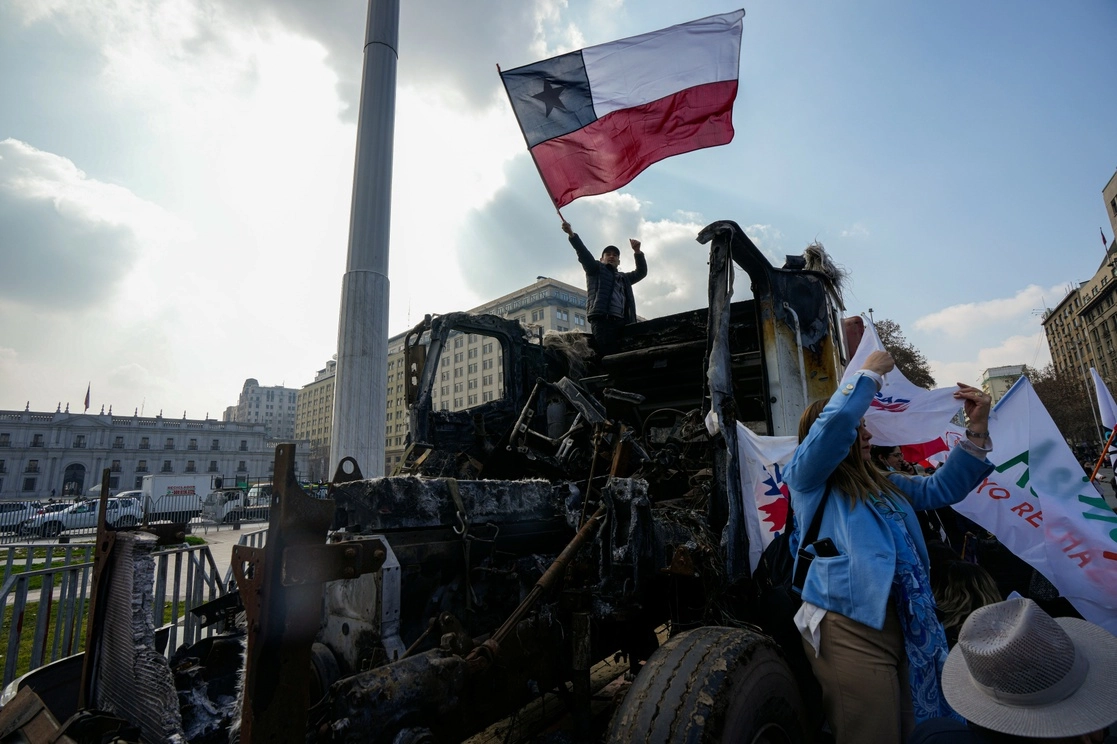 Opositores a la aprobación de la nueva Constitución chilena protestan frente al Palacio de La Moneda, en la capital Santiago, exigiendo mayor severidad para sofocar los actos violentos en las regiones de mayoría mapuche. Foto Ap.