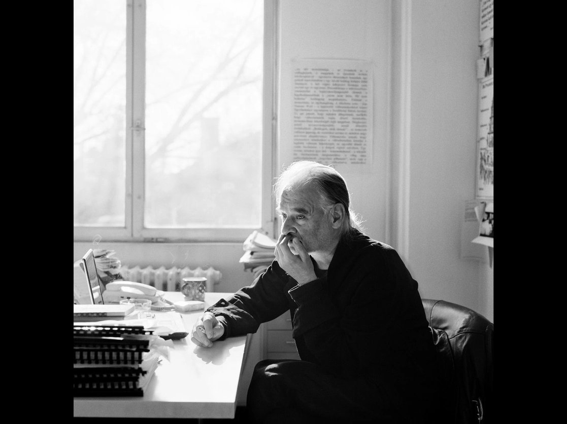 El húngaro Bela Tarr, retratado en su estudio. Foto parte de la exposición "Los Cineastas, Europa retratada"