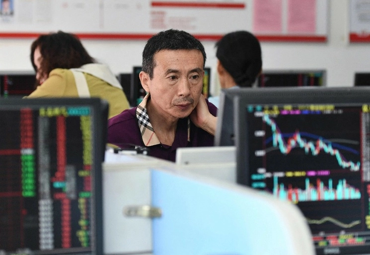 Inversores monitorean los movimientos de los precios de las acciones en una compañía de valores en Fuyang, en la provincia de Anhui, en el este de China, el 28 de agosto de 2023. Foto Afp 