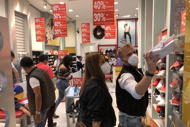 La jefa de Gobierno en Ciudad de México, Claudia Sheinbaum, y la iniciativa privada coincidieron en los reajustes de horarios en comercios para reducir casos de Covid-19. Foto Luis Castillo
