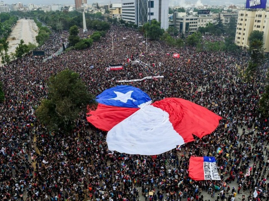 Una de las movilizaciones de noviembre de 2019 que obligaron al gobierno chileno a abrir el camino a una nueva Constitución. Foto Afp