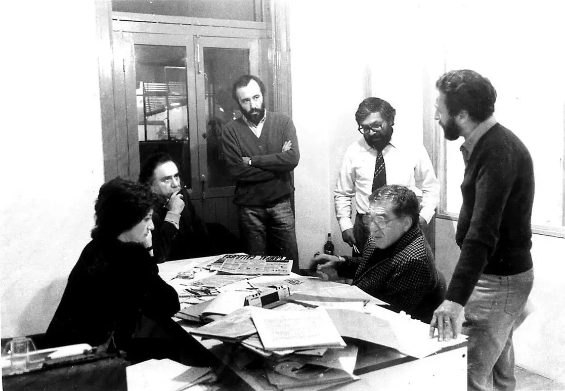 En la elaboración del número uno. De izquierda a derecha, Carmen Lira Saade, Carlos Payán, Humberto Musacchio, Miguel Ángel Granados Chapa, Gabriel García Marquez y Vicente Rojo. Foto archivo ‘La Jornada’
