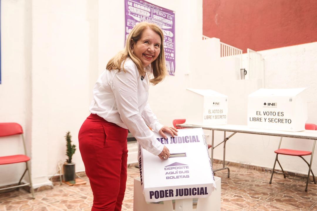 Loretta Ortiz al emitir su voto