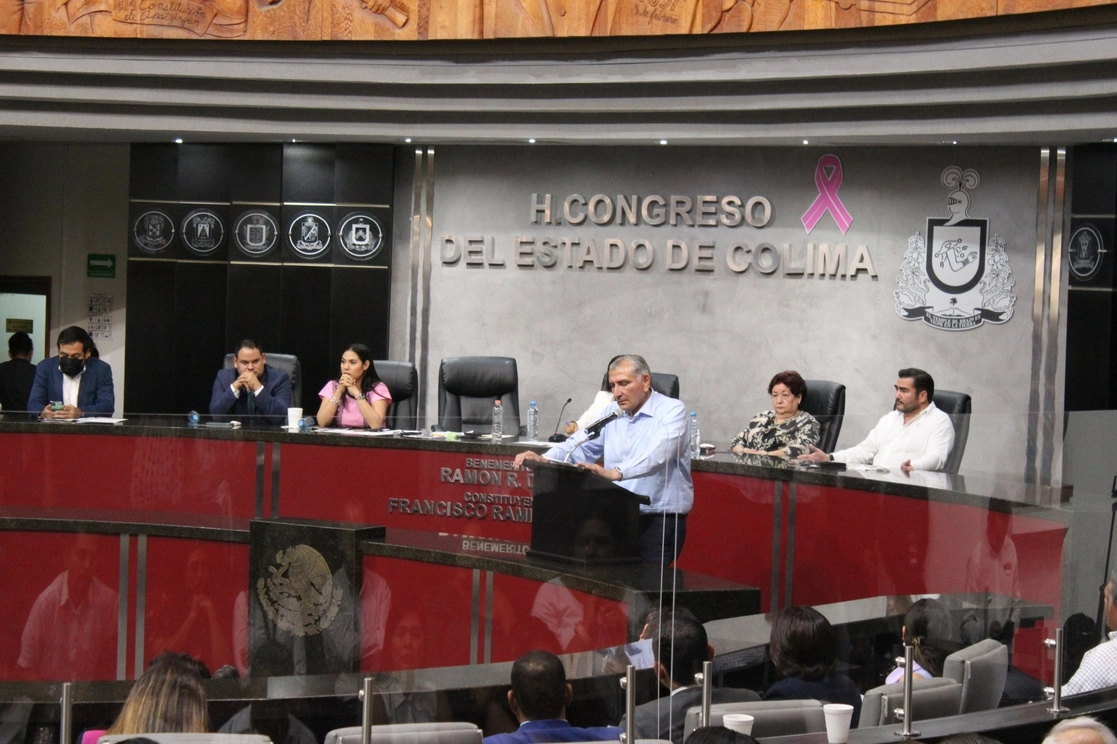 Adán Augusto López, secretario de Gobernació, pronunció un discurso ante el pleno del Congreso de Colima. Foto Juan Carlos Flores