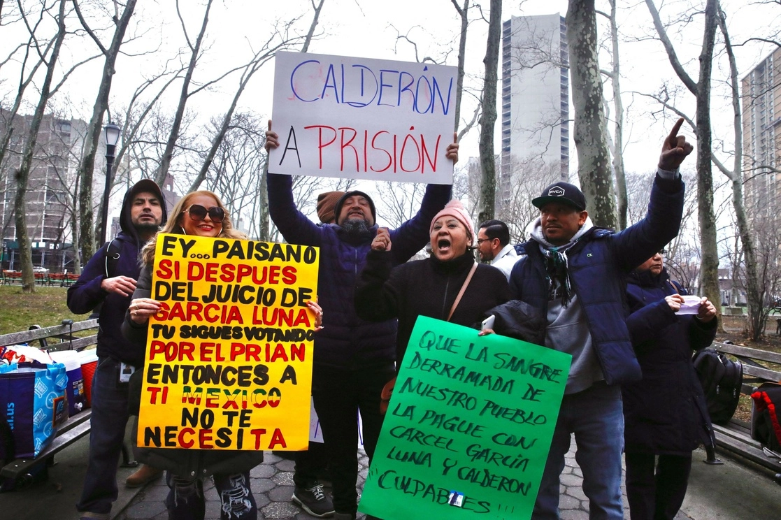 Gente celebra que el jurado en Brooklyn, Nueva York, declaró hoy culpable al ex secretario de Seguridad Pública de México, Genaro García Luna, de cargos de tráfico de drogas en EU. Foto Afp