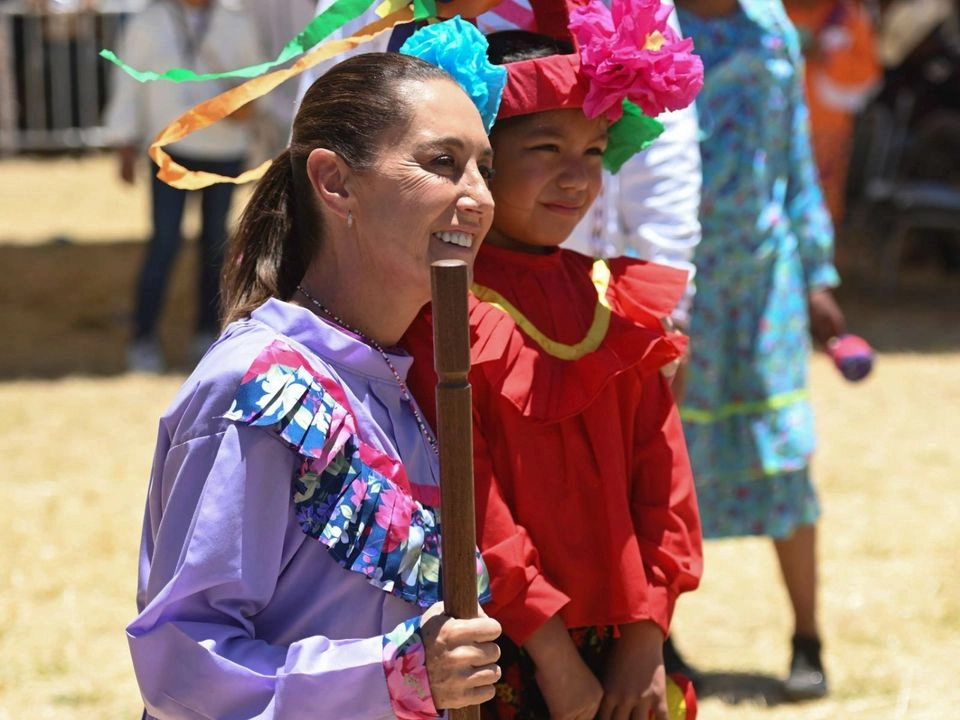 En la Sierra Tarahumara, la Presidenta afirmó que la tierra debe volver a quienes siempre la cuidaron, en una ceremonia en la que restituyó 820 hectáreas a dos comunidades indígenas de la región. 