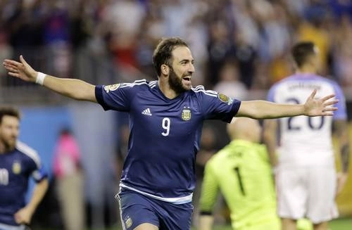 La finalización del contrato con Gonzalo Higuaín "genera un efecto económico negativo de aproximadamente 18.3 millones (de euros)” para Juventus. Foto Ap / Archivo