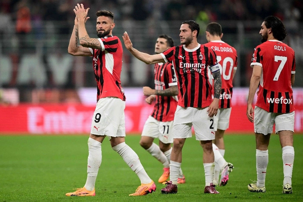El delantero francés del AC Milan #09 Olivier Giroud (L) aplaude cuando abandona el campo después de una sustitución durante el partido de fútbol de la Serie A italiana entre el AC Milan y Salernitana en el estadio de San Siro, en Milán, el 25 de mayo de 2024. Foto Afp