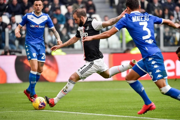 Gonzalo Higuaín de la Juventus, en el centro, controla el balón durante un partido de fútbol de la Serie A entre la Juventus y Brescia, en el estadio Allianz en Turín, Italia, el domingo 16 de febrero de 2020. Foto Ap