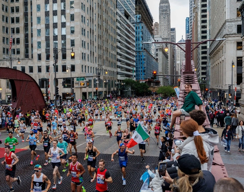 Los corredores cruzan el puente de LaSalle Street durante el maratón de Chicago, el 13 de octubre de 2024. Foto Ap