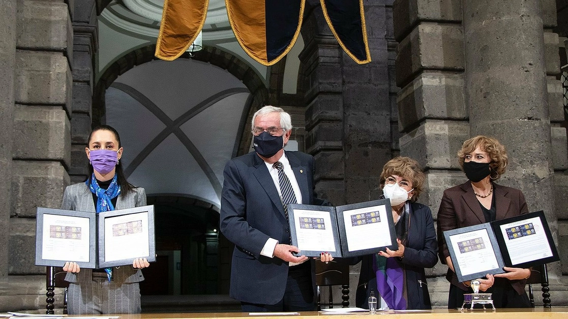 La jefa de Gobierno, Claudia Sheinbaum, y el rector de la UNAM, Enrique Graue, durante la cancelación de la Estampilla Postal de cien años del Escudo y Lema Universitario, en el antiguo Colegio de Medicina en el Centro Histórico de la Ciudad de México, el 22 de septiembre de 2021. Foto tomada del Twitter de @Claudiashein