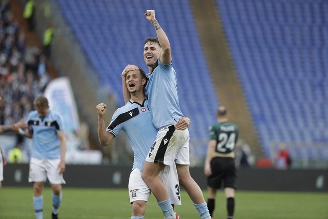 Patric y Luiz Felipe celebran la victorio de Lazio en la Serie A, con lo que obtienen, de manera provisional el liderato del torneo. Foto Ap
