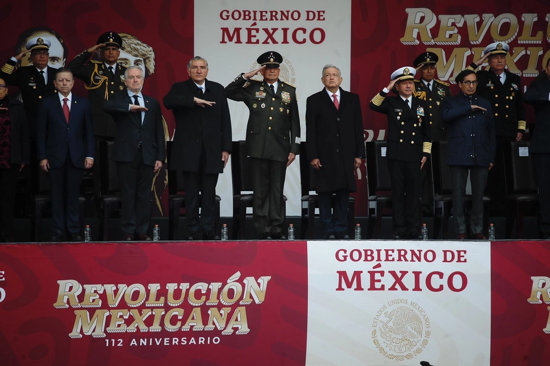 El presidente Andrés Manuel López Obrador encabeza la ceremonia del desfile del 112 aniversario de la Revolución Mexicana, lo acompañan el secretario de la Defensa Nacional, Luis Cresencio Sandoval y el secretario de Marina, José Rafael Ojeda Durán, en la Ciudad de México, el 20 de noviembre de 2022. Foto Cristina Rodríguez