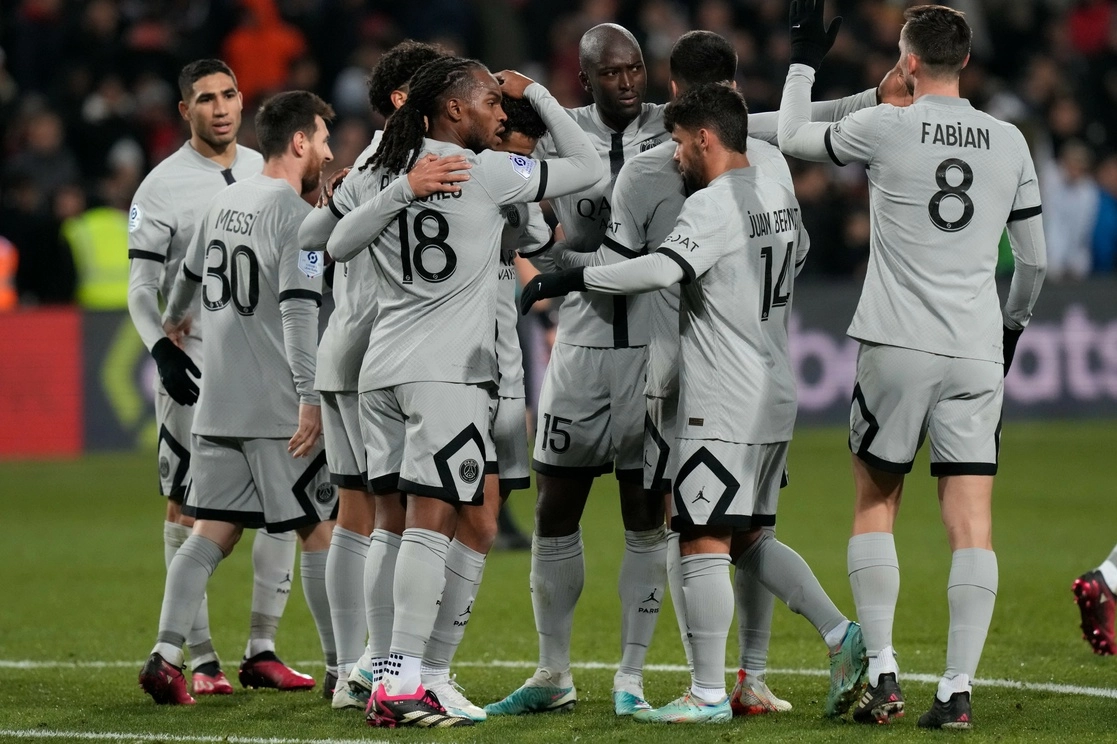 Jugadores del PSG celebran el triunfo del equipo. Foto Ap